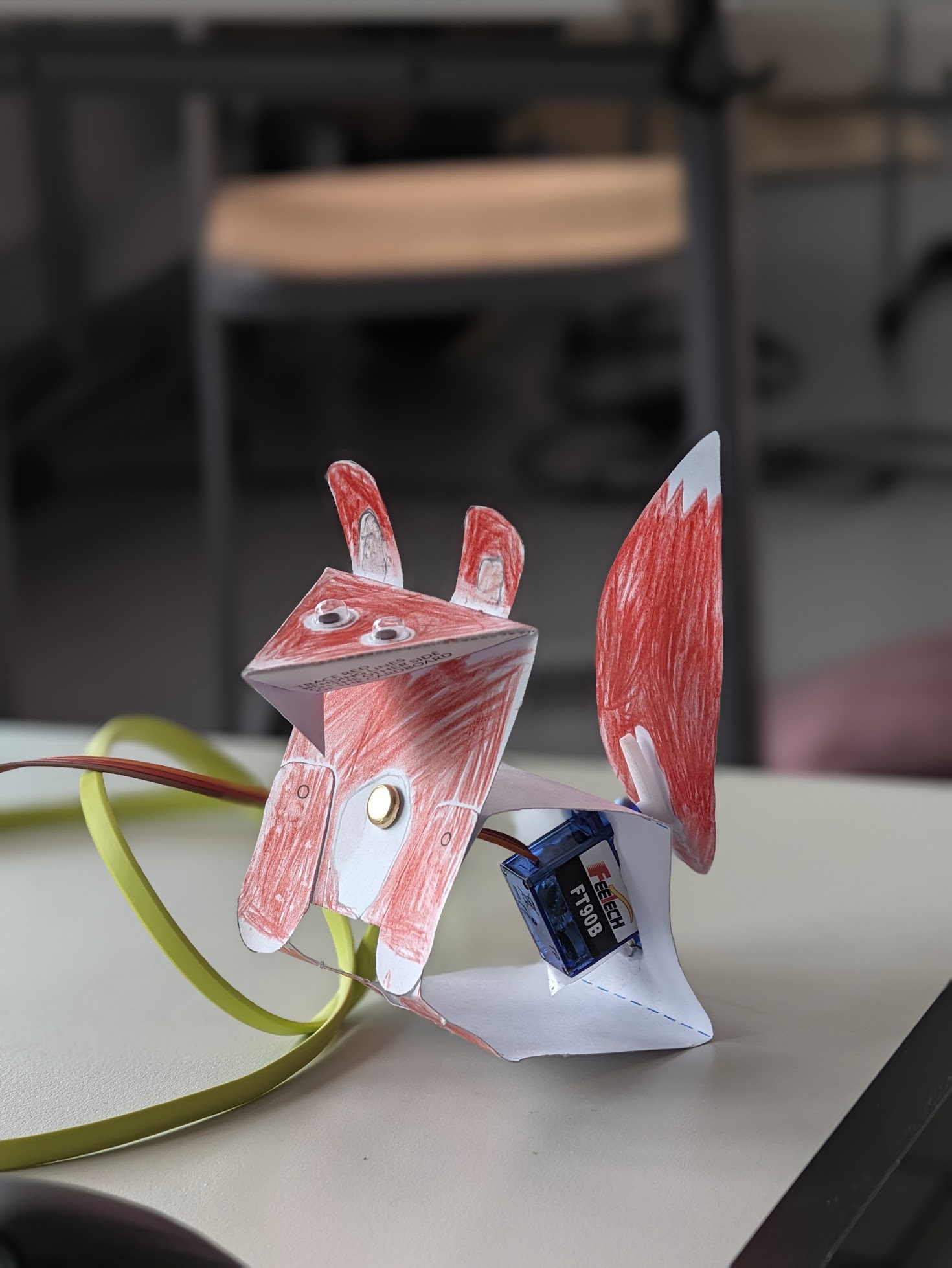 Ein selbst gebastelter roter Papierfuchs mit angeschlossenem Servomotor.